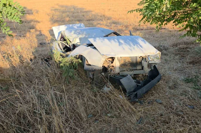 Alışveriş sonrası kaza yapan sürücünün Tofaş’ı hurdaya döndü