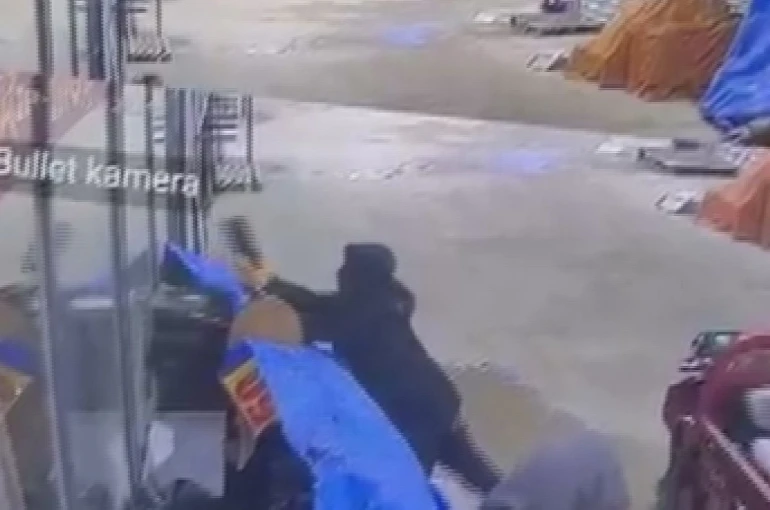 Alışveriş yaparcasına numaralarına bakarak 50 bin TL’lik ayakkabıları çaldılar 