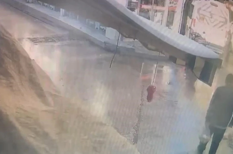 Alışveriş yaptıktan sonra otomobilin altında kaldı