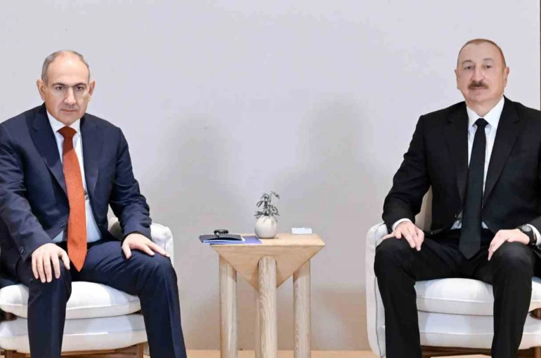 Aliyev ile Paşinyan, BAE’de ikili ilişkileri görüştü