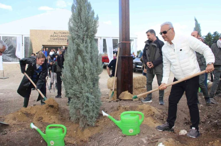 ALJ Türkiye, İzmir’de 312 bin fidanı toprakla buluşturdu 