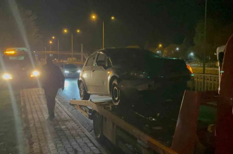 Alkollü aday sürücü polisten kaçarken yaptığı kazada yakayı ele verdi 
