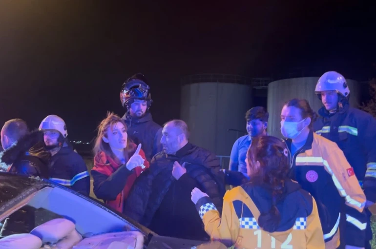 Alkollü otomobil sürücüsü önce ağaca, ardından tabelaya çarparak karşı şeride geçti 