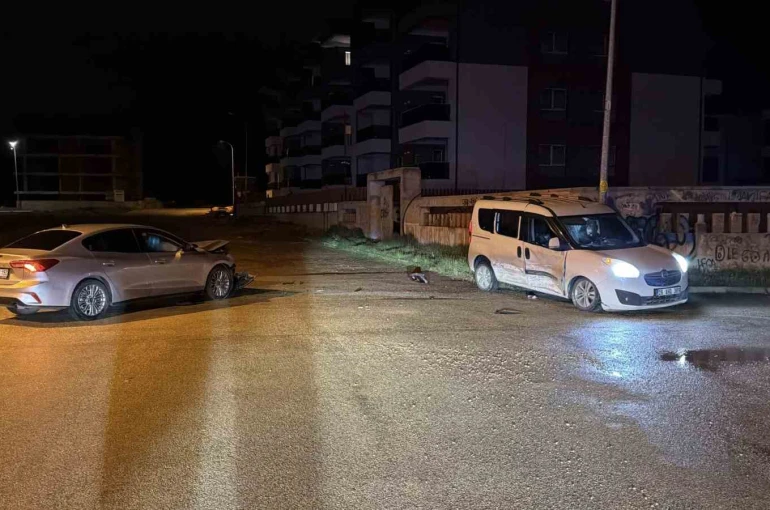 Alkollü sürücü ile 15 yaşındaki çocuğun kullandığı araç çarpıştı: 1 yaralı 