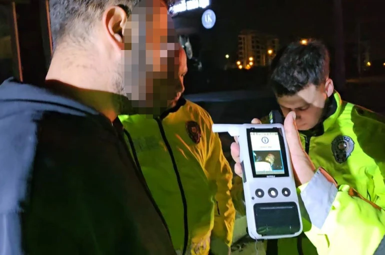 Alkollü sürücü kaza yaptı, yaralanan eşini suçladı: "Eşimle kavga ettik, direksiyonu kırdı"