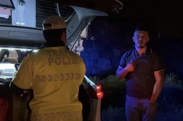 Alkollü sürücü merakına yenik düştü