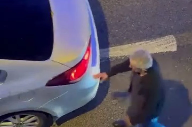 Alkollü sürücü tek şeritli yolda trafiği kesti, trafik polisi gibi davranıp devam etti