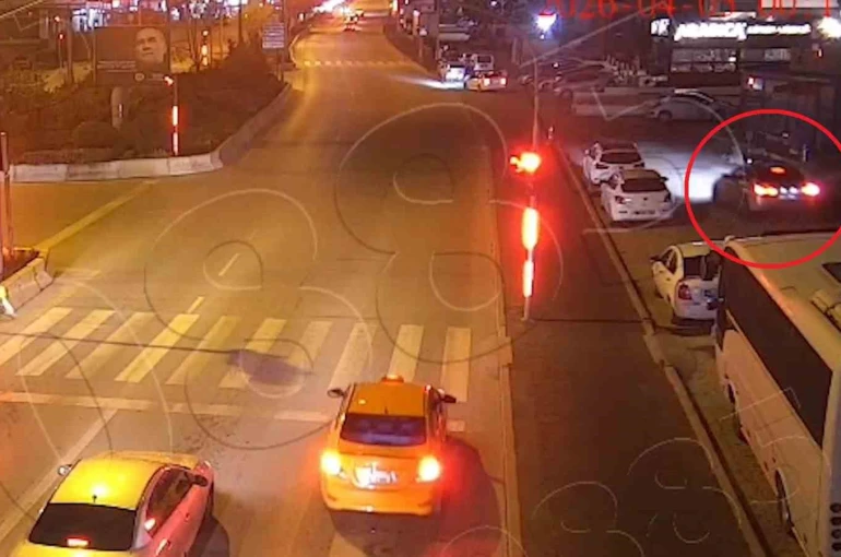 Alkollü sürücü trafiği altüst etti, gözaltına alınırken de 3 polisi yaraladı 