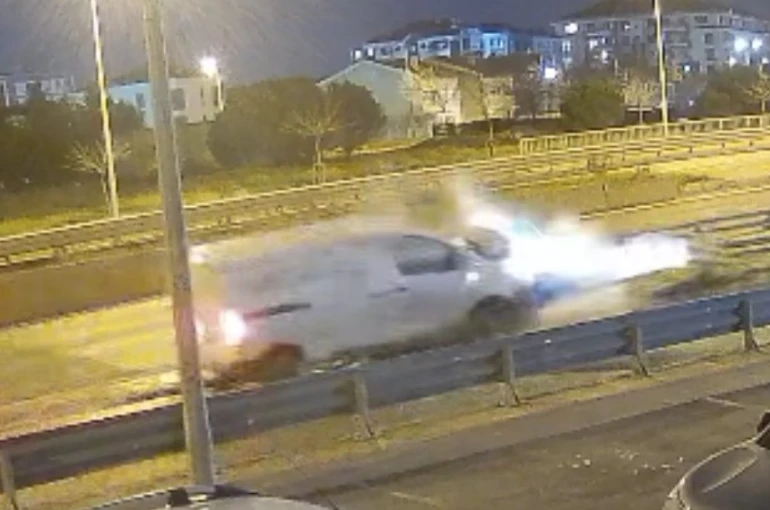 Alkollü sürücünün kullandığı araç bariyere ok gibi saplandı... O anlar kamerada 
