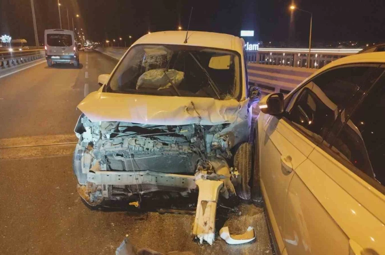 Alkollü sürücünün kullandığı araç önündeki araca arkadan çarptı: 3 yaralı