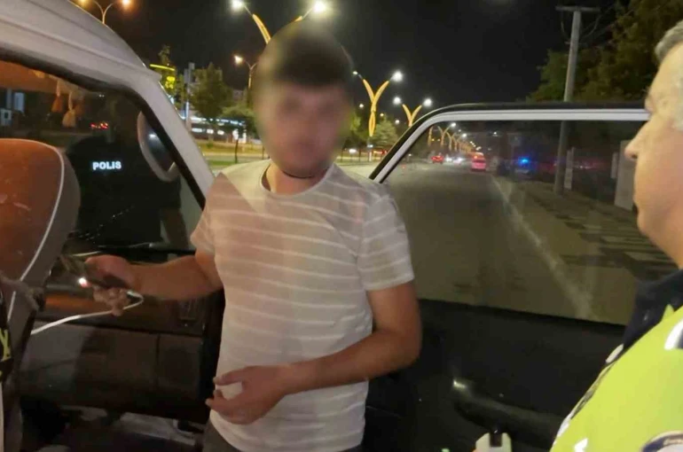 Alkollü ve ehliyetsiz sürücünün "aracım arızalandı" oyununu polis bozdu