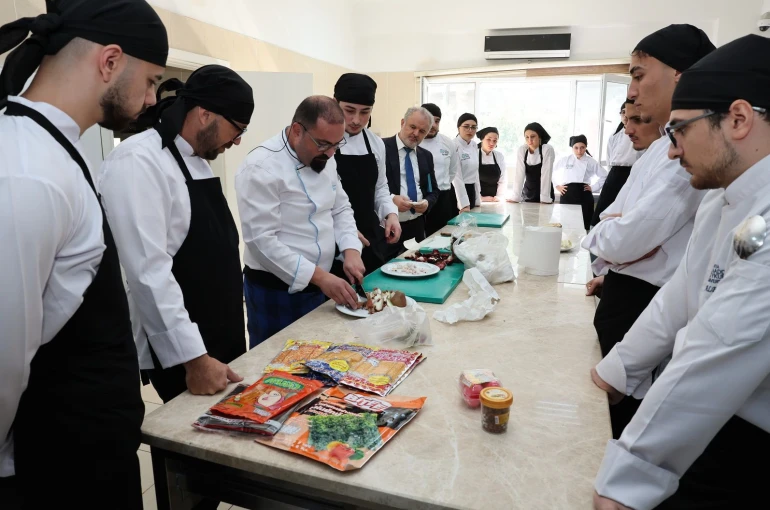 ALKÜ’lü öğrenciler Uzak Doğu mutfağını uzmanından öğreniyor