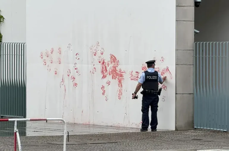 Almanya’da Başbakanlık binasına boyalı saldırı