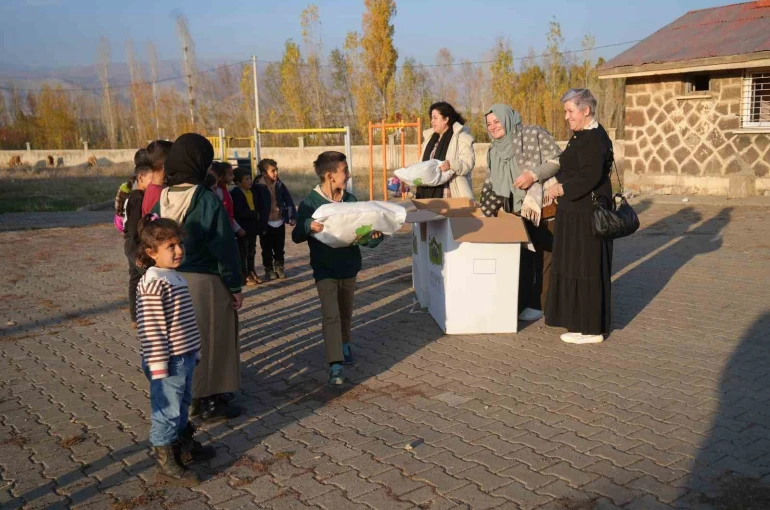 Almanya’dan Muş’a gönülleri ısıtan yardım: Bin çocuğa kışlık yardım 