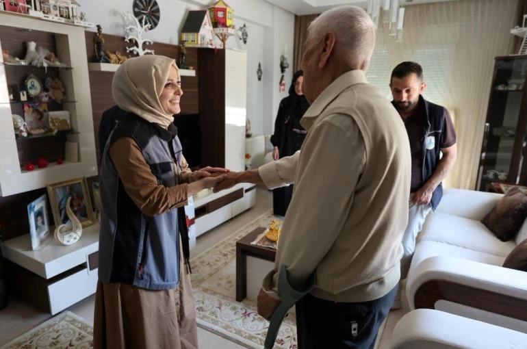 "Alo Evlat" ekipleri bayramda yaşlıları yalnız bırakmadı 