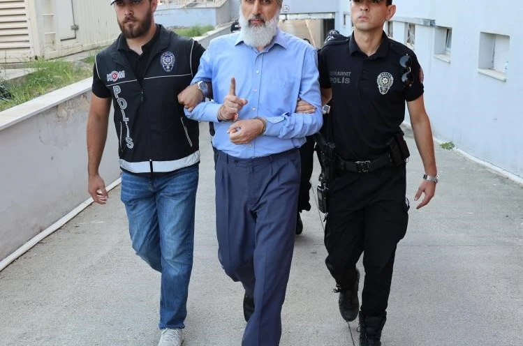 Alparslan Kuytul, kendinden habersiz hareket eden örgüt üyesinin sırtında sopa kırmış