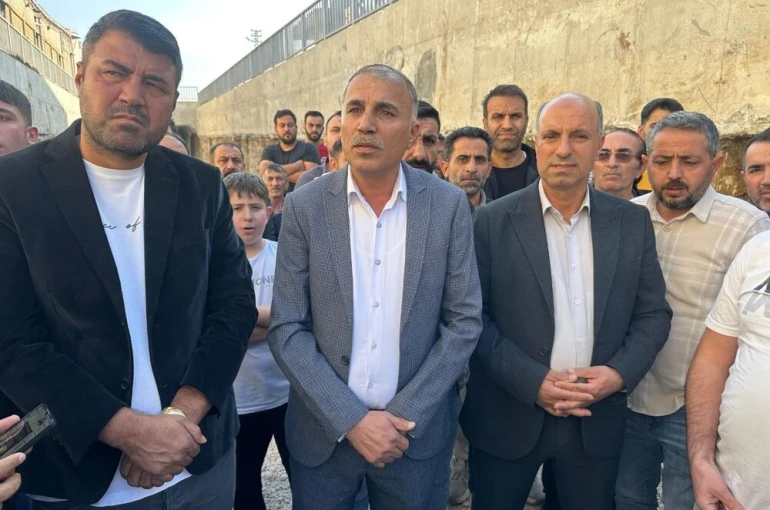 Alt geçit bitmeyince "bitme" noktasına gelen esnaf isyan etti