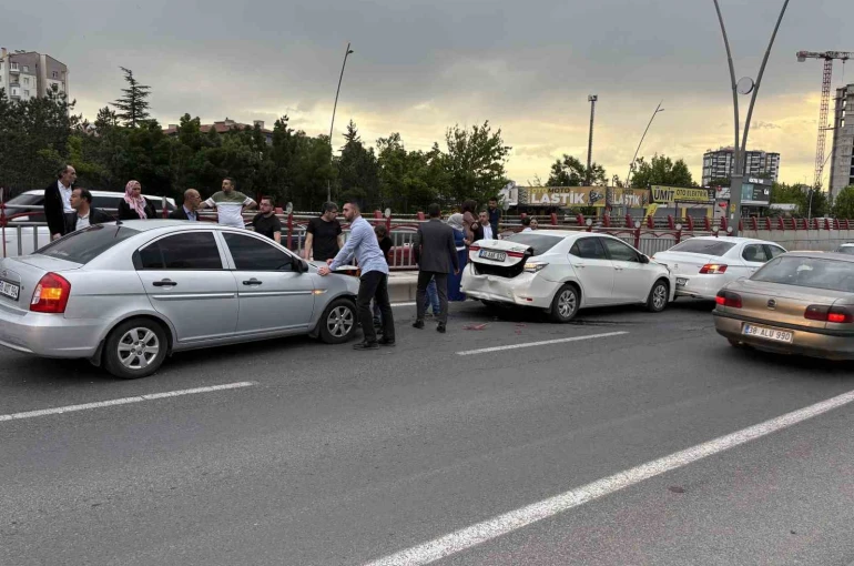 Alt geçit girişinde 4 otomobil çarpıştı: 2 yaralı