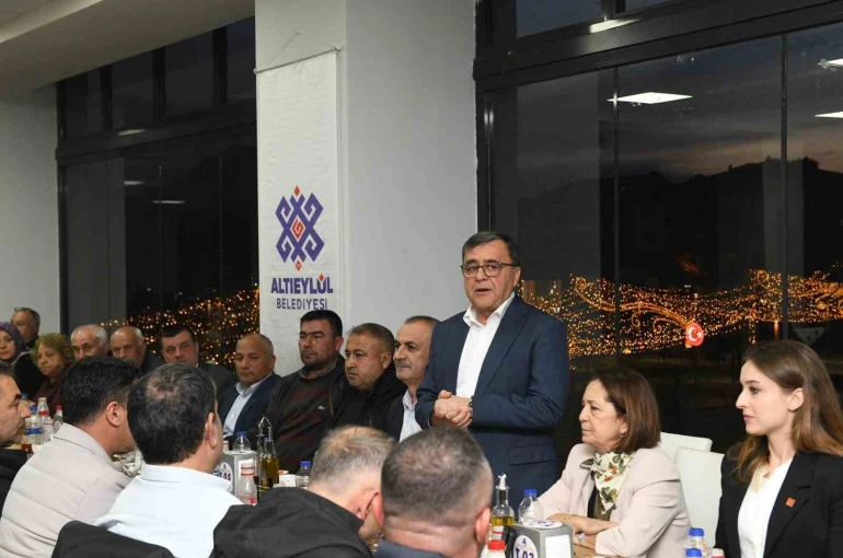 Altıeylül Belediyesi muhtarlarla ramazan sofrasını paylaştı 