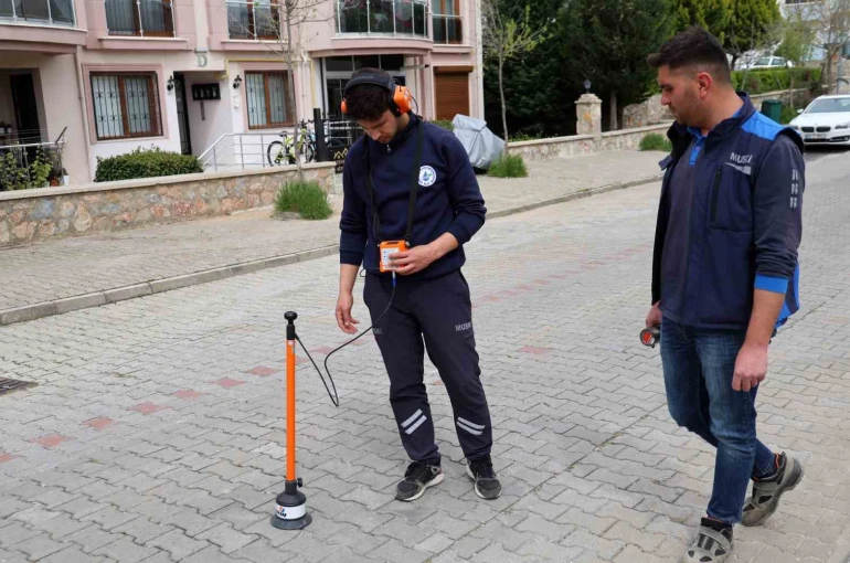 Altın değil, su kaçağı arıyorlar 