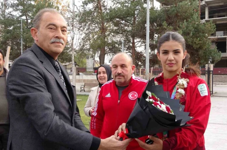 Altın madalyalı boksör Evin Erginoğuz çiçeklerle karşılandı 