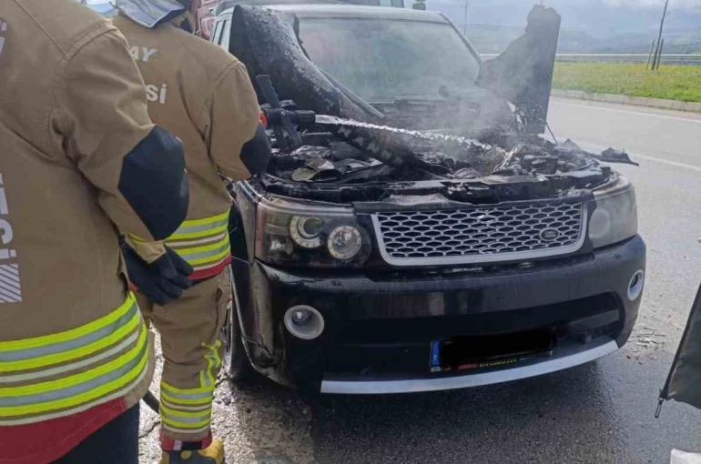 Altınözü’de cipin motoru alevlere teslim oldu 