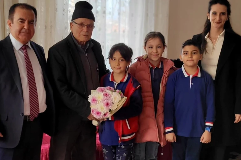 Altıntaş’ta miniklerden emekli öğretmenlere anlamlı ziyaret 