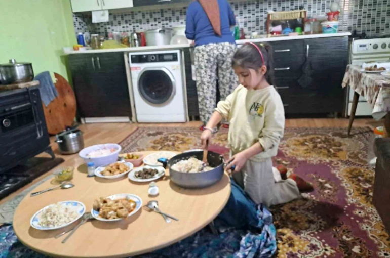 Altıntaş’ta öğrenciler evlerinde aileleriyle birlikte iftar sofrası kurdu 