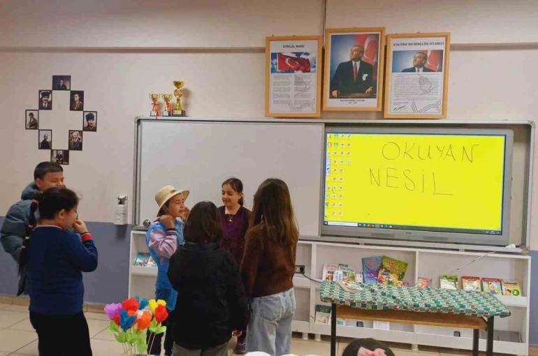 Altıntaş’ta öğrenciler kitapları drama ile canlandırdı 