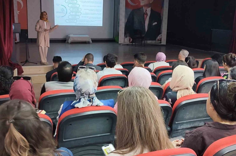 Altıntaş’ta öğretmen eğitimi dijital ekosistemi projesi tanıtım faaliyeti gerçekleştirildi 