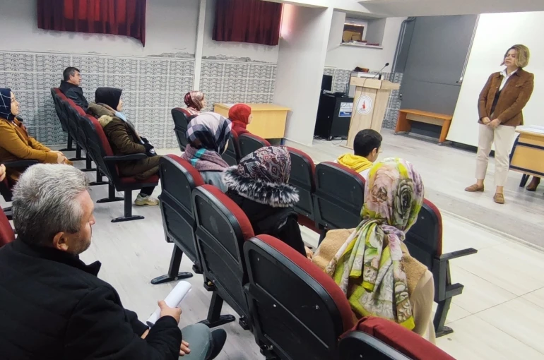 Altıntaş’ta YKS başarısını artırmaya yönelik veli toplantısı 