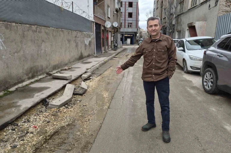 Altyapı çalışmaları sırasında bozulan sokağın onarılması bekleniyor