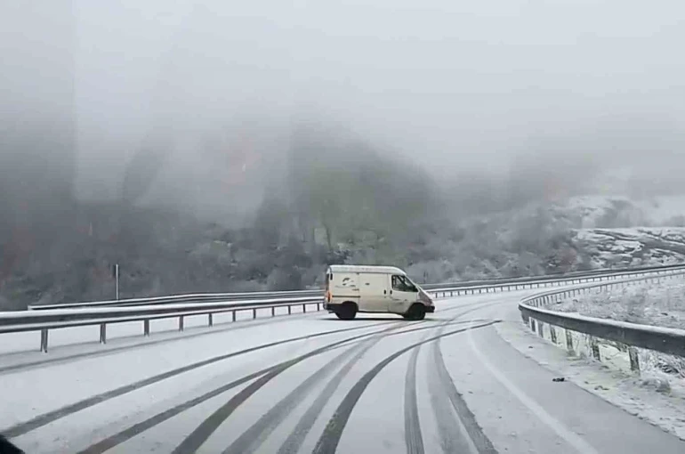 Amasra’da kar yağışı sürücülere zor anlar yaşattı 