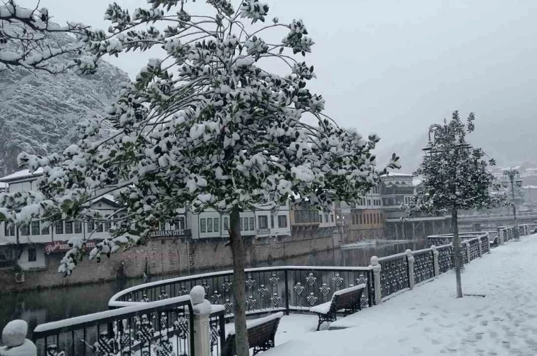 Amasya yeni yıla karla girdi, şehir beyaza büründü 