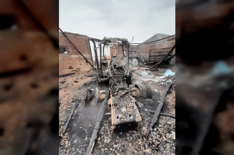 Amasya’da depo yangını: 3 traktör, 1 otomobil ve tarım aletleri zarar gördü 