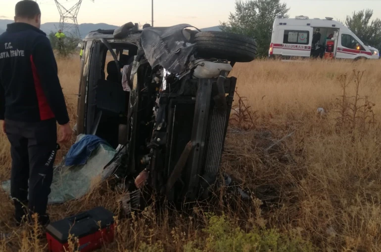 Amasya’da hafif ticari araç kazada savruldu: 4 yaralı 