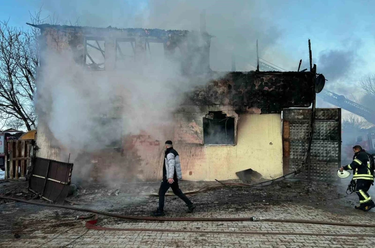 Amasya’da iki katlı ev çıkan yangında kullanılamaz hale geldi 