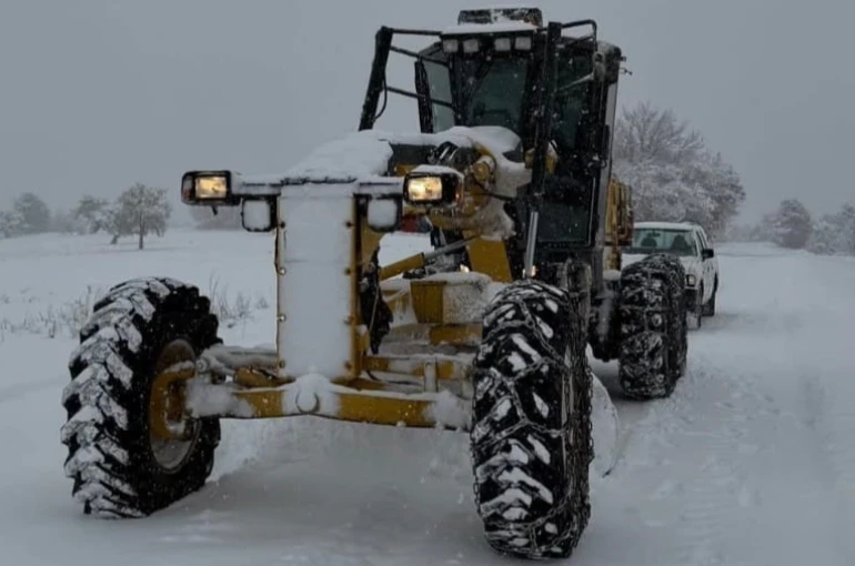 Amasya’da kardan kapalı köy yolu kalmadı: 180 köy yolu ulaşıma açıldı 
