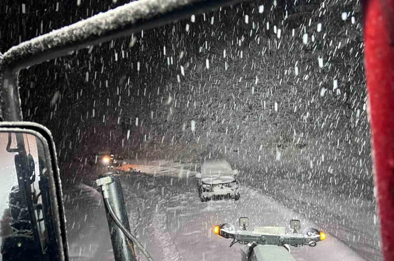 Amasya’da karlı dağ yolunda mahsur kalan aile greyderle kurtarıldı 