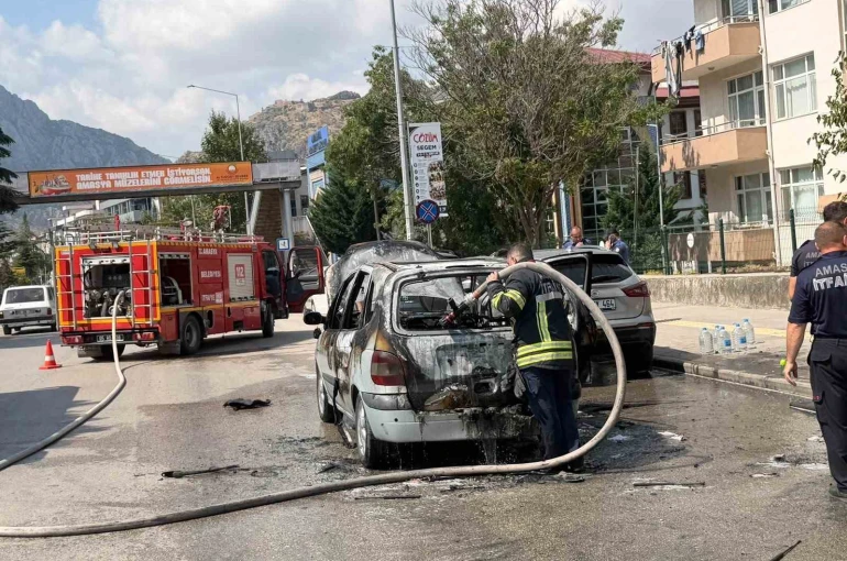 Amasya’da seyir halindeki otomobil alev alev yandı