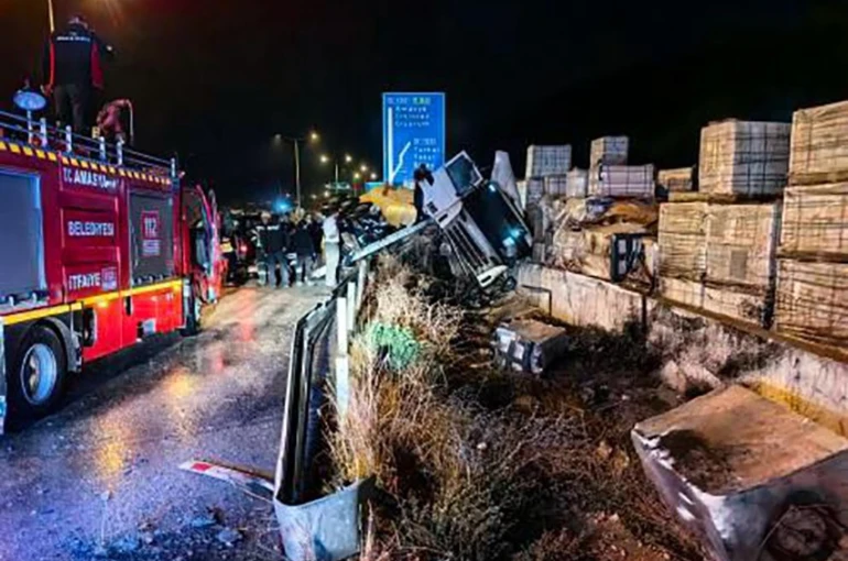 Amasya’da tanker devrildi: 1 yaralı