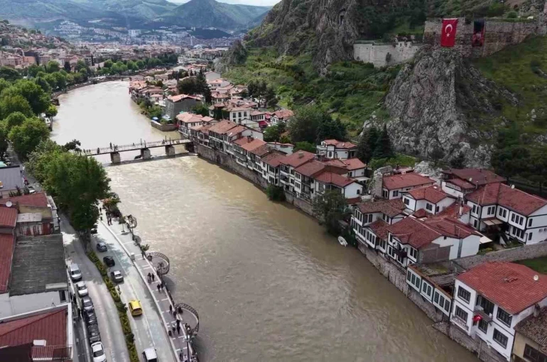 Amasya’da taşkın durumu masaya yatırıldı: "Aşırı yağış gelmediği takdirde Almus Barajı’ndan gelen su yükünün sorunsuz tahliye edilmesi öngörülüyor"