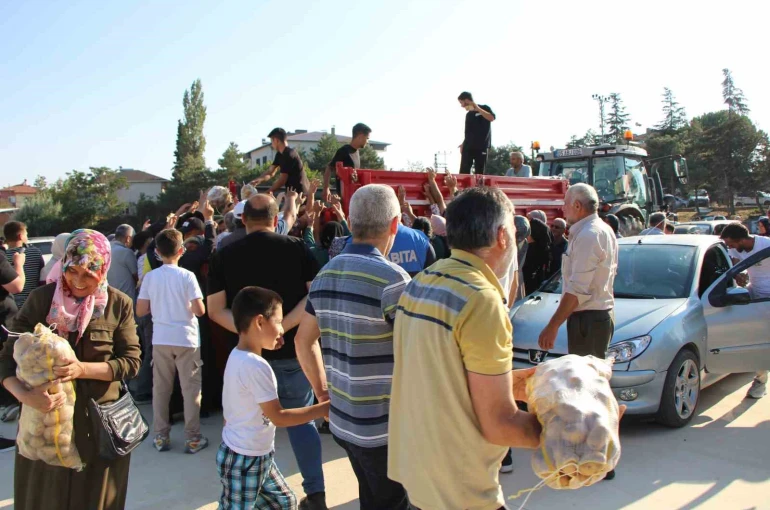 Amasyalı genç çiftçi bu yıl mutluluktan 6 ton patatesi ücretsiz dağıttı