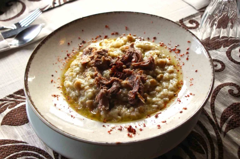 Amasya’nın tescilli lezzeti ’taş fırın keşkeği’: Pişmesi 12 saat sürüyor 