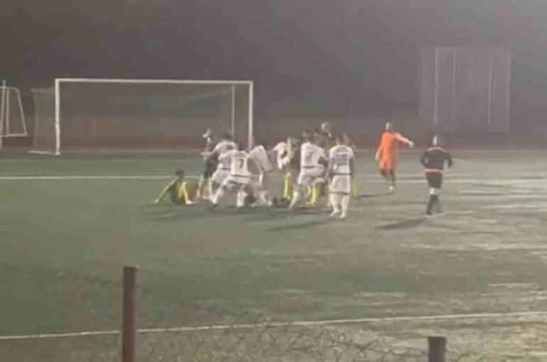 Amatör maçta futbolcular tekme tokat birbirine girdi 