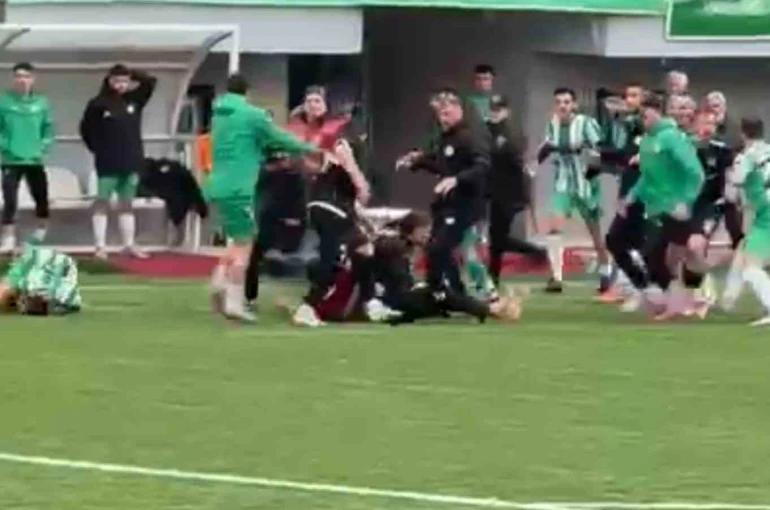 Amatör maçta saha karıştı, yumruklar konuştu 