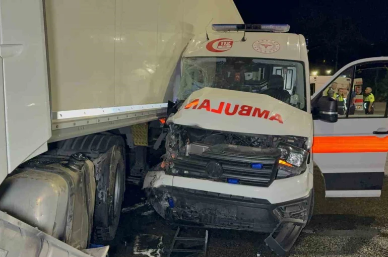 Ambulans ile tır çarpıştı: 6 yaralı