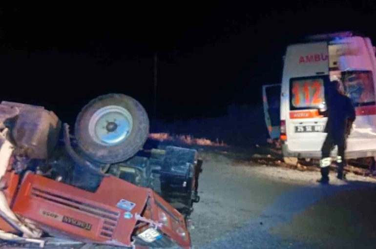 Ambulans traktöre arkadan çarptı: 4 yaralı 