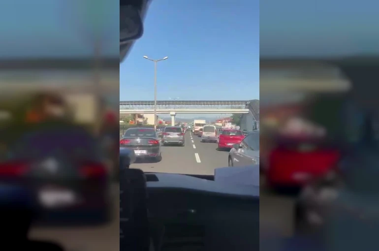 Ambulansa yol vermek için fermuar sistemini uyguladıyar 