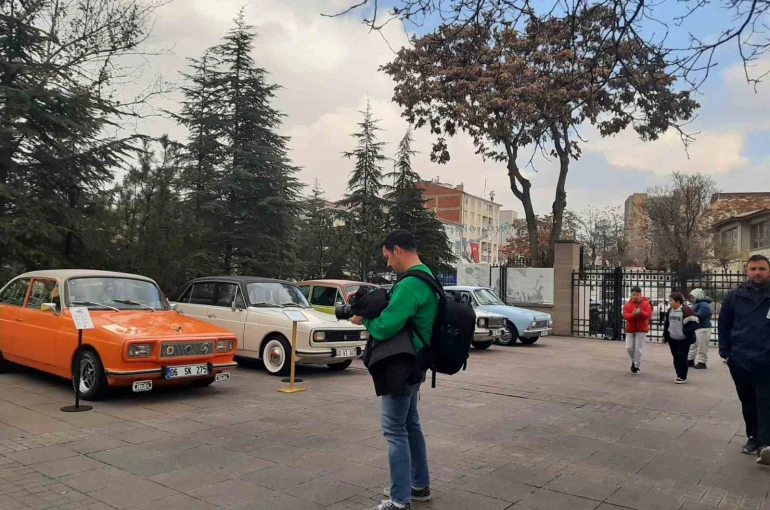 Anadol araçlarının sergilendiği ’Anadol’un Doğuşu Sergisi’ ziyarete açıldı 